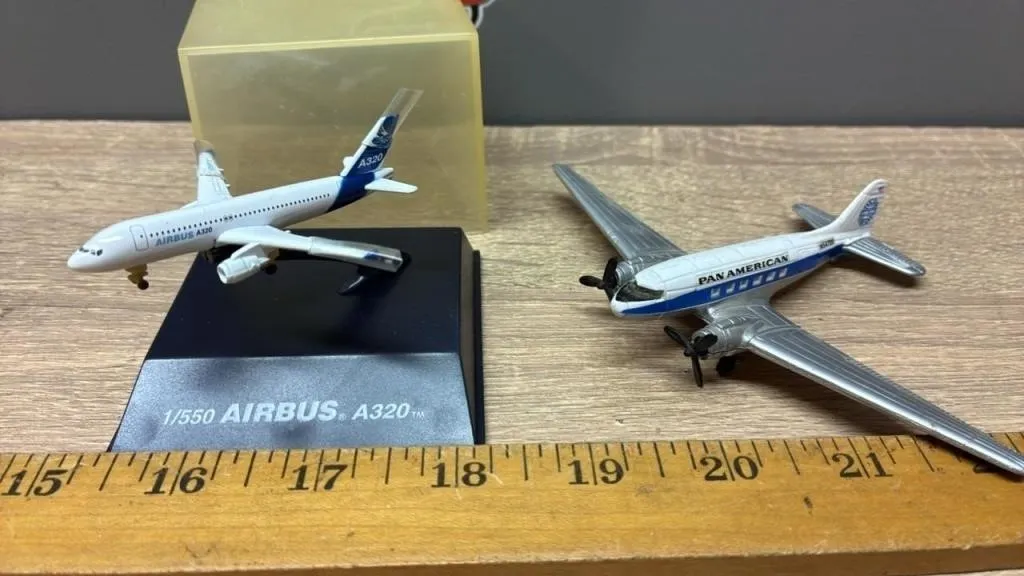 1:550 Airbus A320 & Road Champs DC3 Planes.