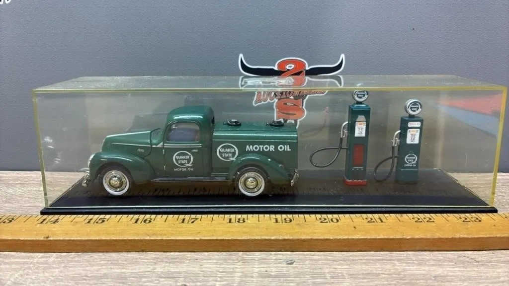 1:24 Quaker State Tanker Truck & Gas Pumps.