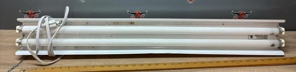 36� Hanging Shop Light. Needs 1 Tube. *NO SHIPPING