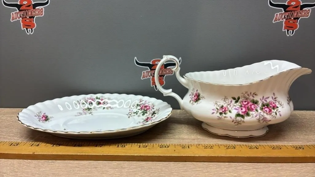 Royal Albert Lavender Rose Gravy Boat & Tray. *FC