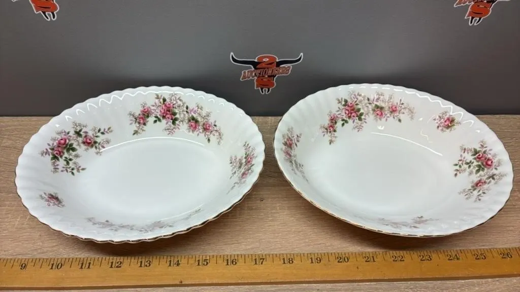 2 Royal Albert Lavender Rose Vegetable Serving