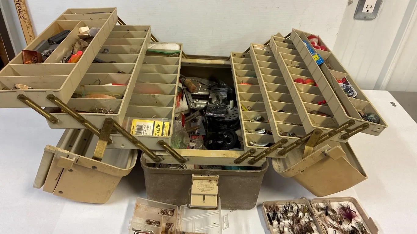 Plano Canteliver Tackle box. Right full
