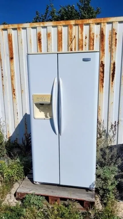Fridge/freezer OFF SITE