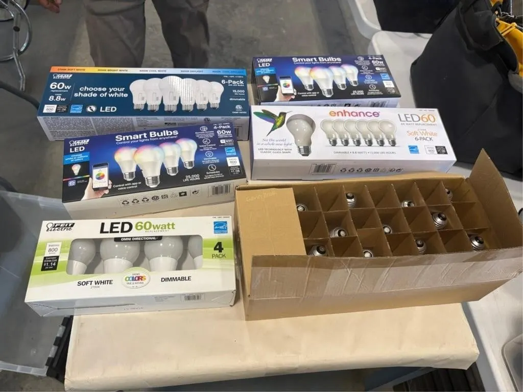 Tote of misc Lightbulbs
