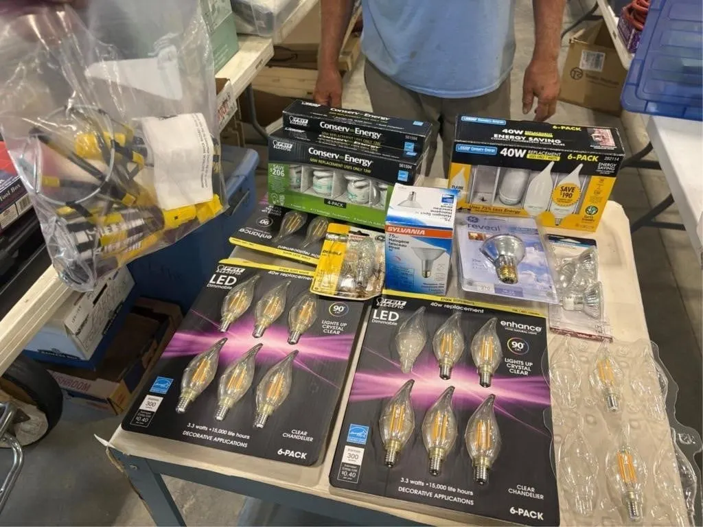 Tote of misc Lightbulbs