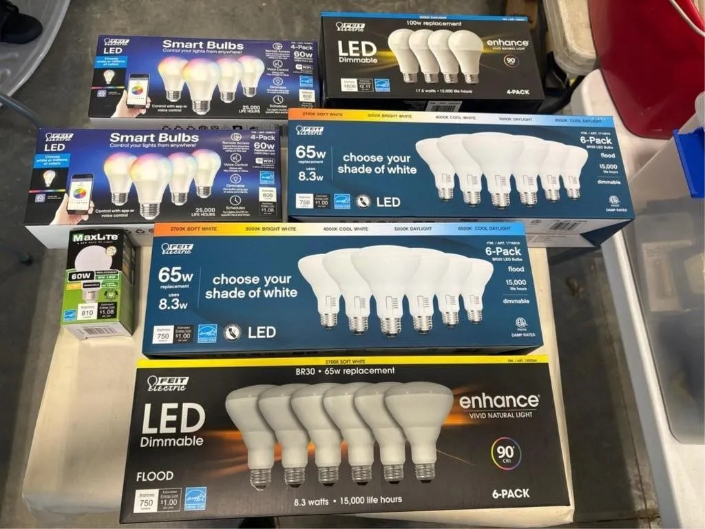 Tote of misc Lightbulbs