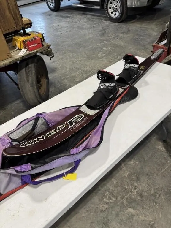 Connelly F3 Concept Salmon Ski
