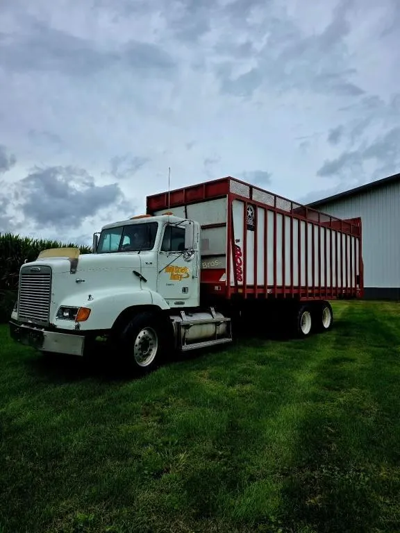 1999 Freightliner FLD112 Silage Truck - OFFSITE