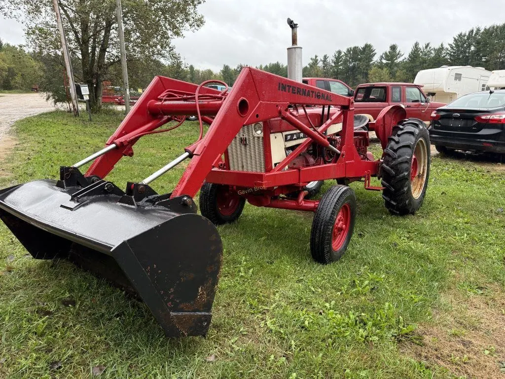 Farmall 404 Gas Tractor w/loader