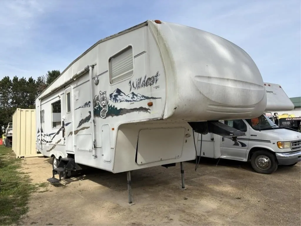 2005 Forest River Wildcat 5th Wheel Camper