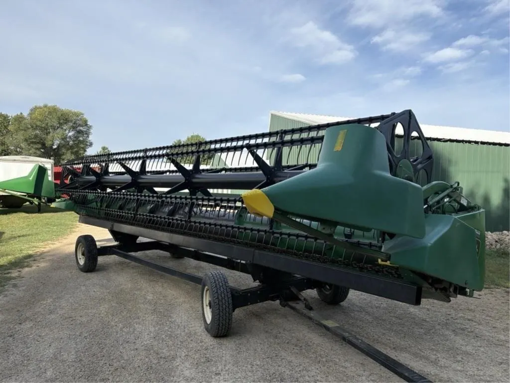 John Deere 925 Grain Head - CART NOT INCLUDED