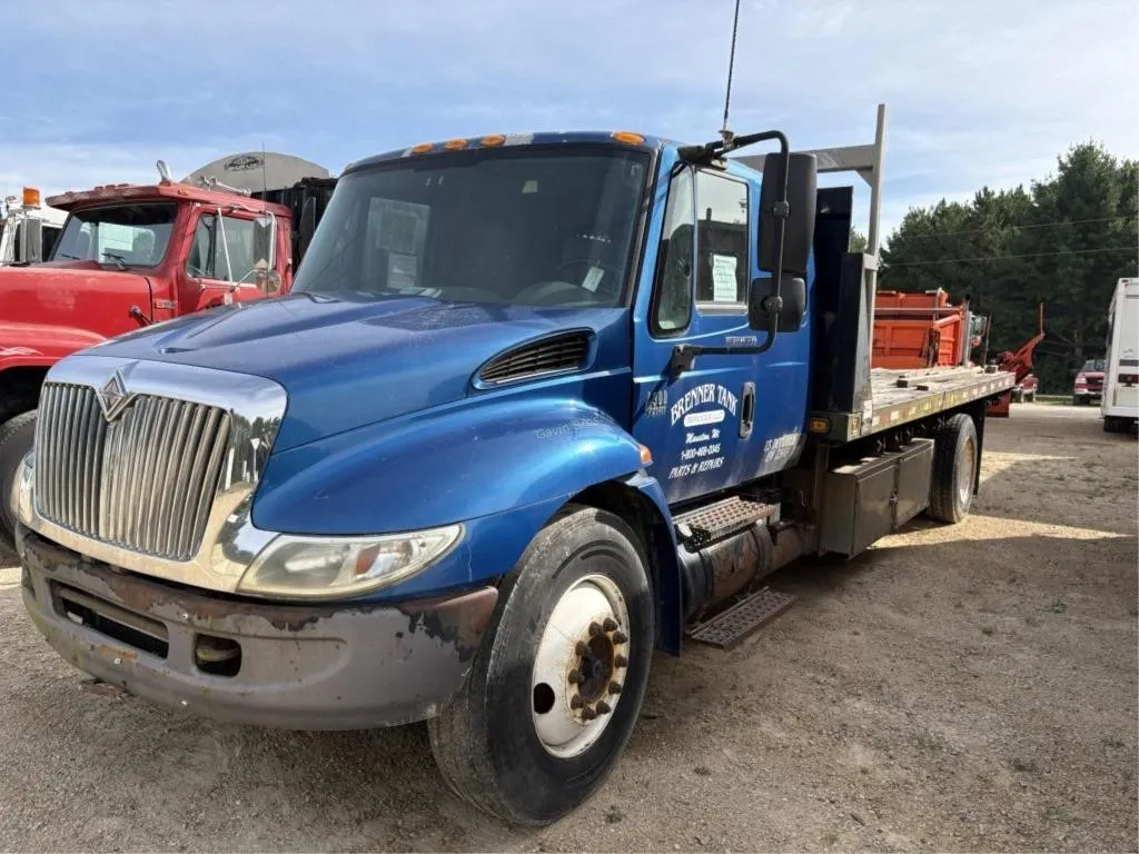 2005 International 4300 DT466 Flat Bed Truck