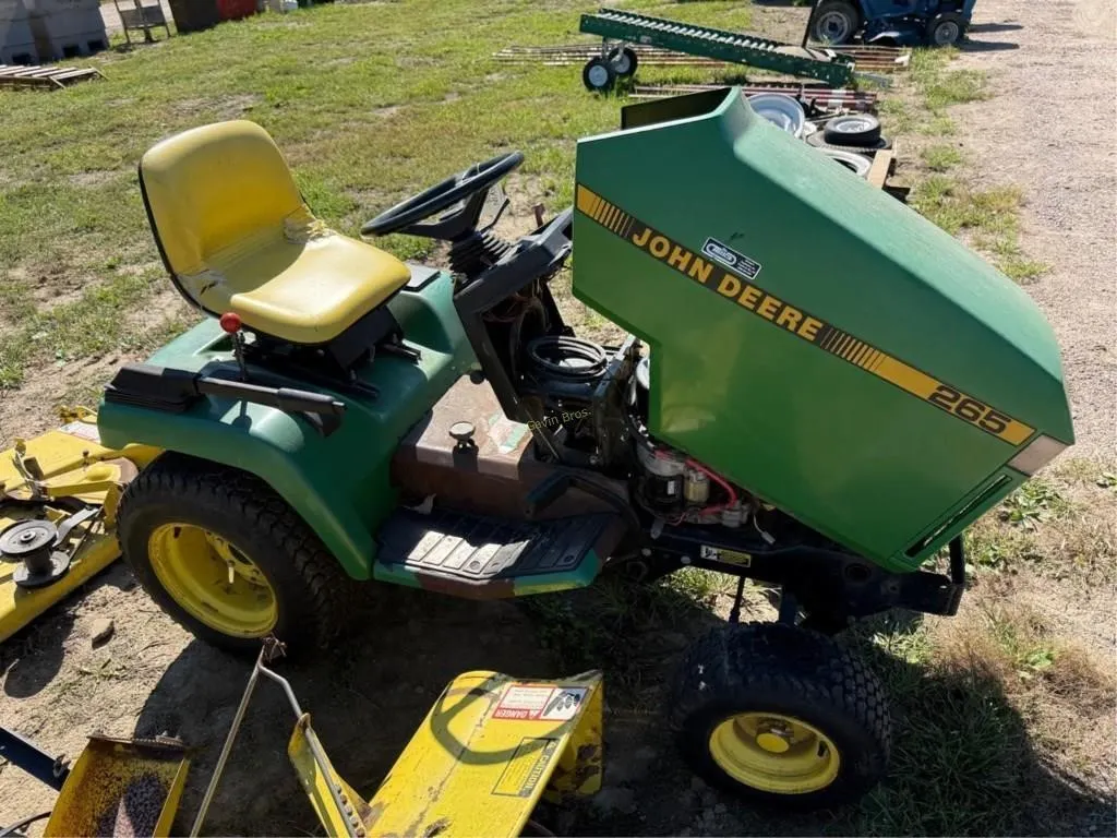 John Deere 265 Lawn Mower