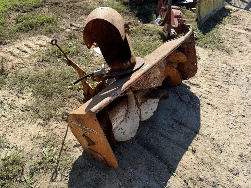 IH 36" Snowblower
