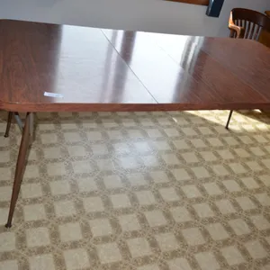 Table with 2 extra leaves