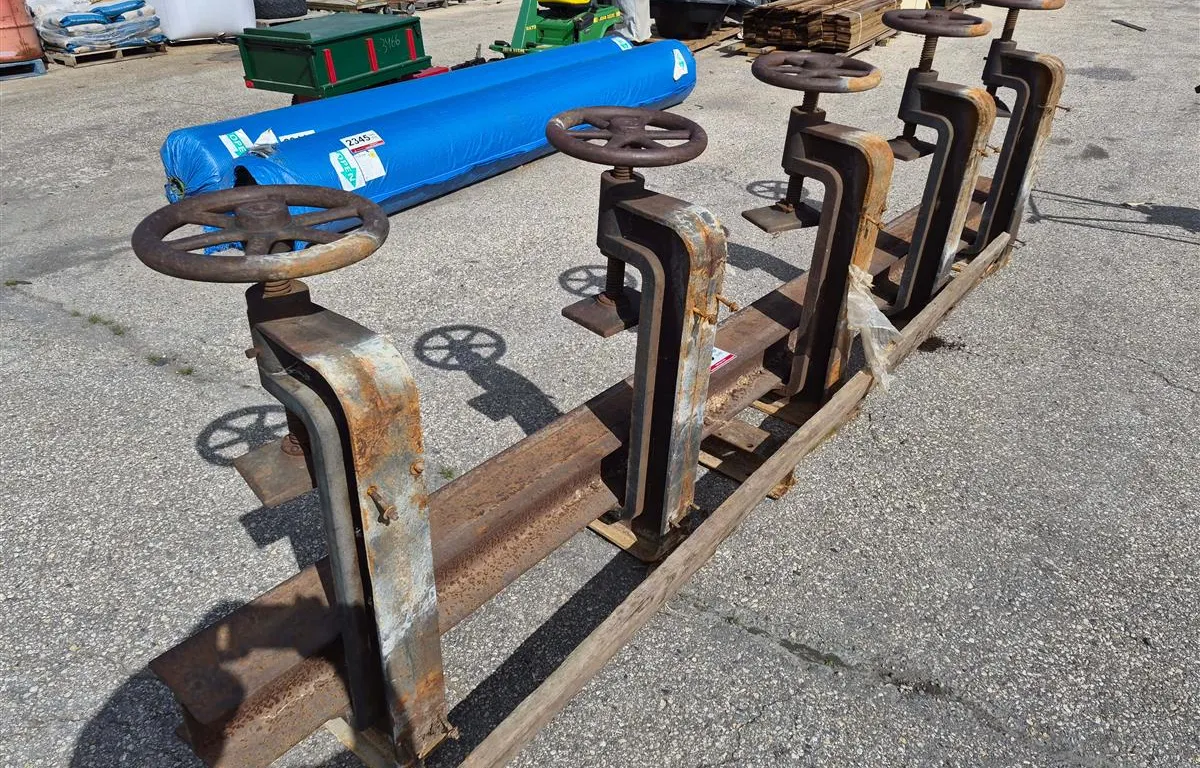 (5) Heavy-Duty Steel Screw Clamps on Rail
UNRESERVED