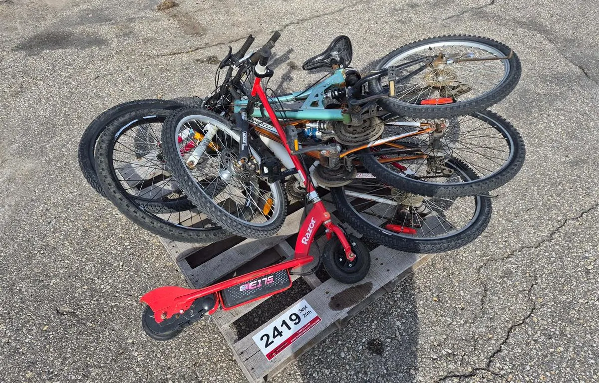 Razor Electric Scooter & (3) Bicycles
UNRESERVED
