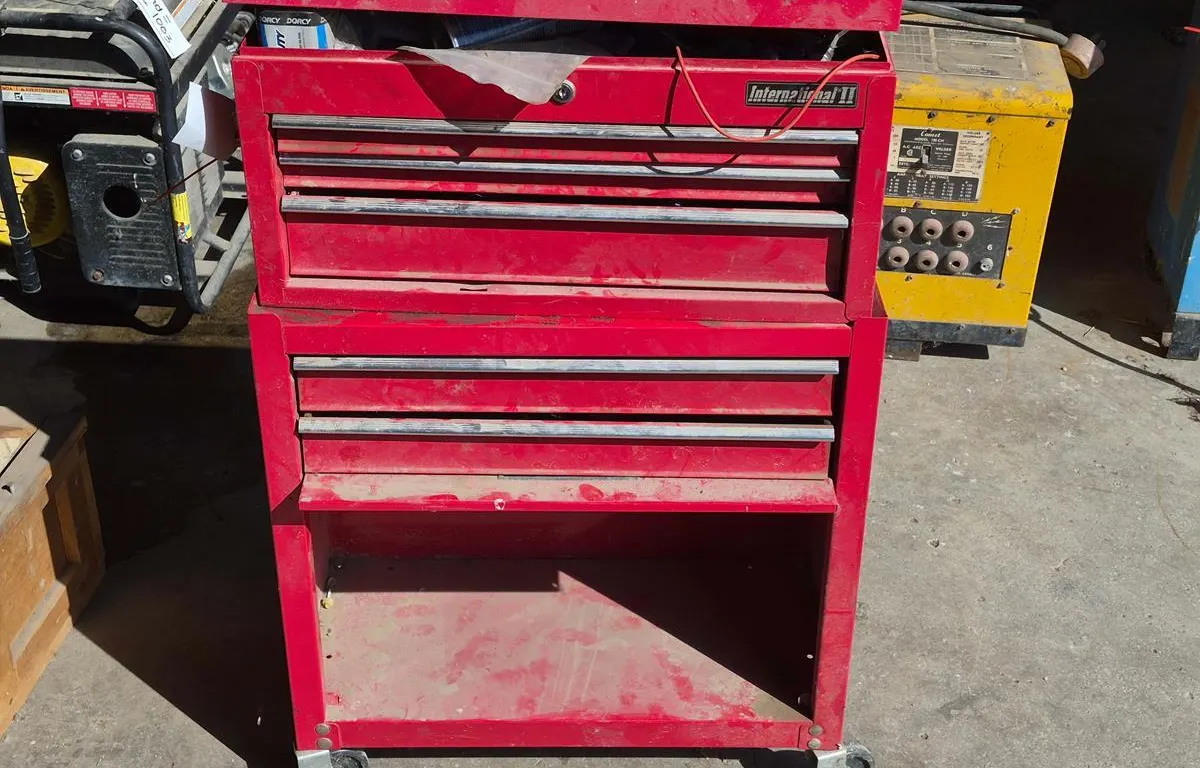 International Rolling Tool Chest with Assorted Tools
UNRESERVED
