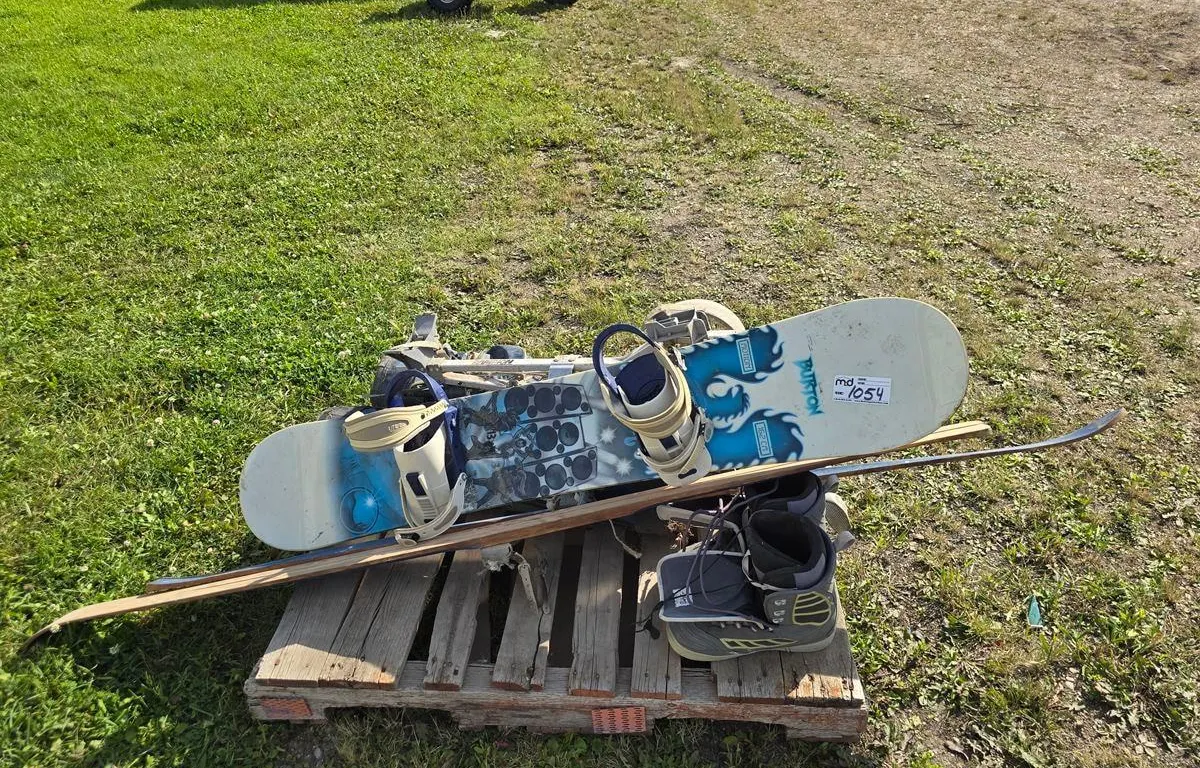 Snowboard, Boots, Skis and Golf Clubs
UNRESERVED