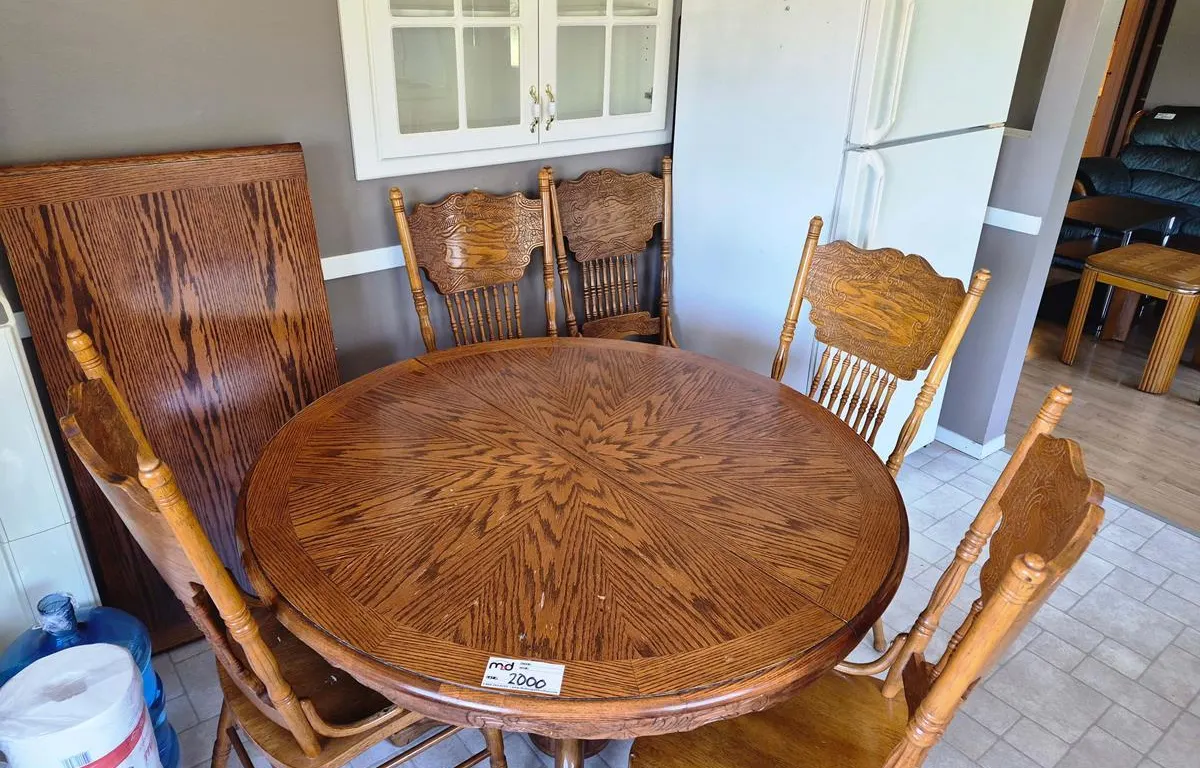 Oak Dining Table with (6) Chairs
UNRESERVED