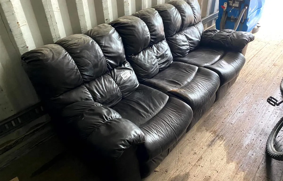 Brown Leather Reclining Sofa
UNRESERVED