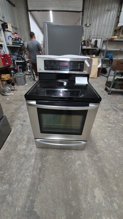 LG Stainless Steel Self-Clean Convection Bake and Broil Electric Range