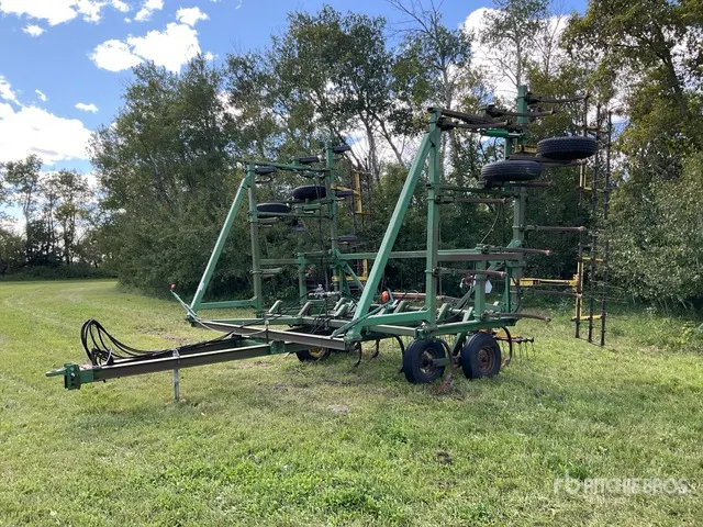 John Deere 1610 35 ft Cultivator