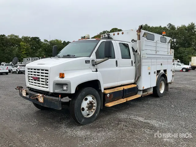 2005 GMC 7500 4x2 Utility Truck