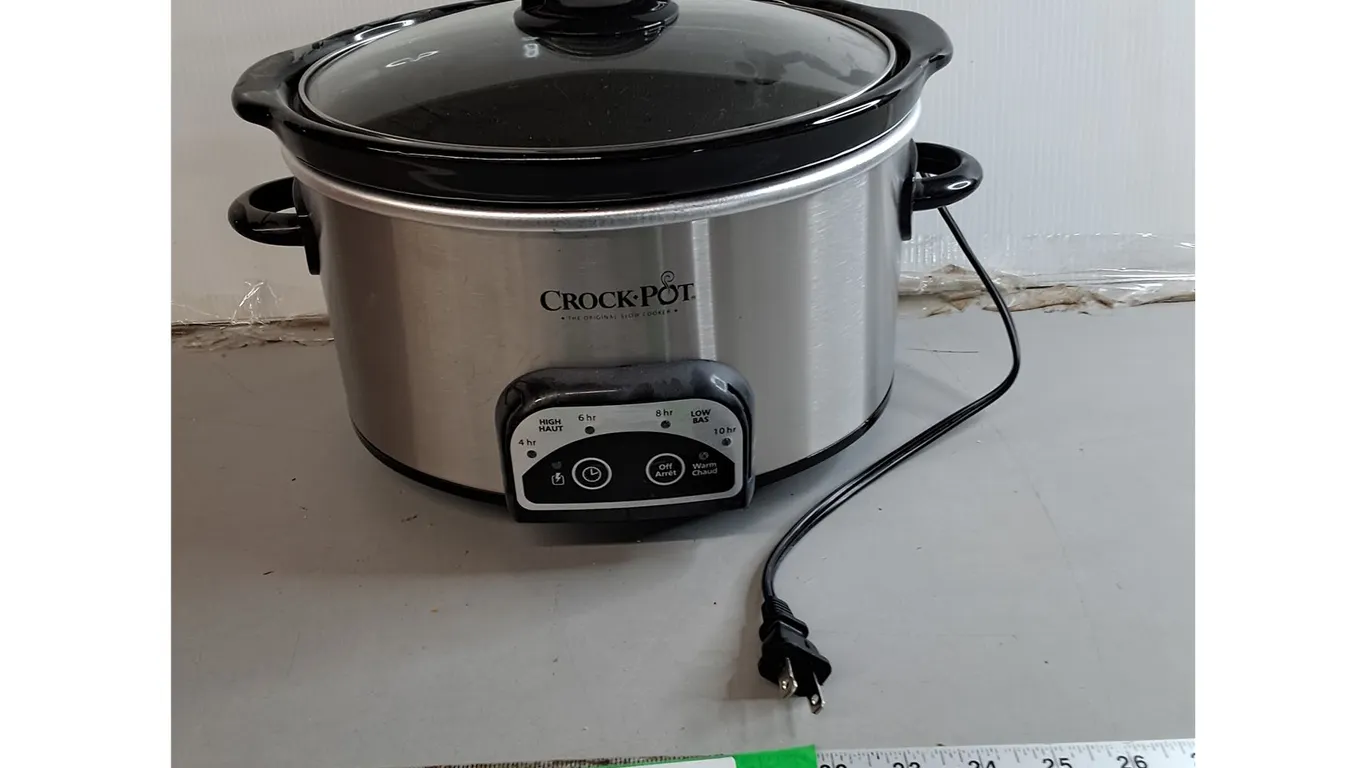 Crock Pot Slow Cooker- Powers On, Pickup Only