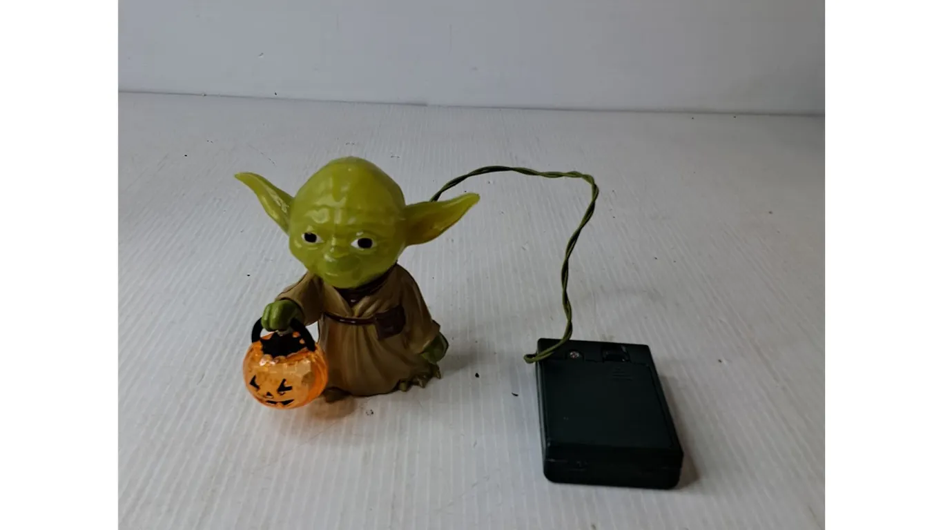 Star Wars Yoda Trick-or-Treat Pumpkin Battery-Operated Light-Up Figure ( needs batteries)