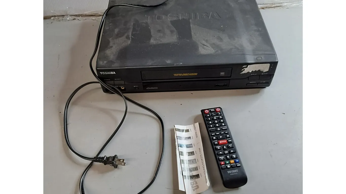 Toshiba VCR Player- Powers On & Blu-Ray Remote- Can't Ship