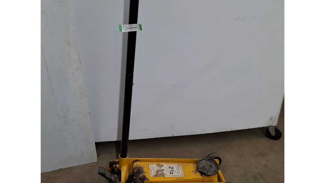 * 2.5 Ton Hydraulic Garage Jack - 37" Handle - Cannot Ship