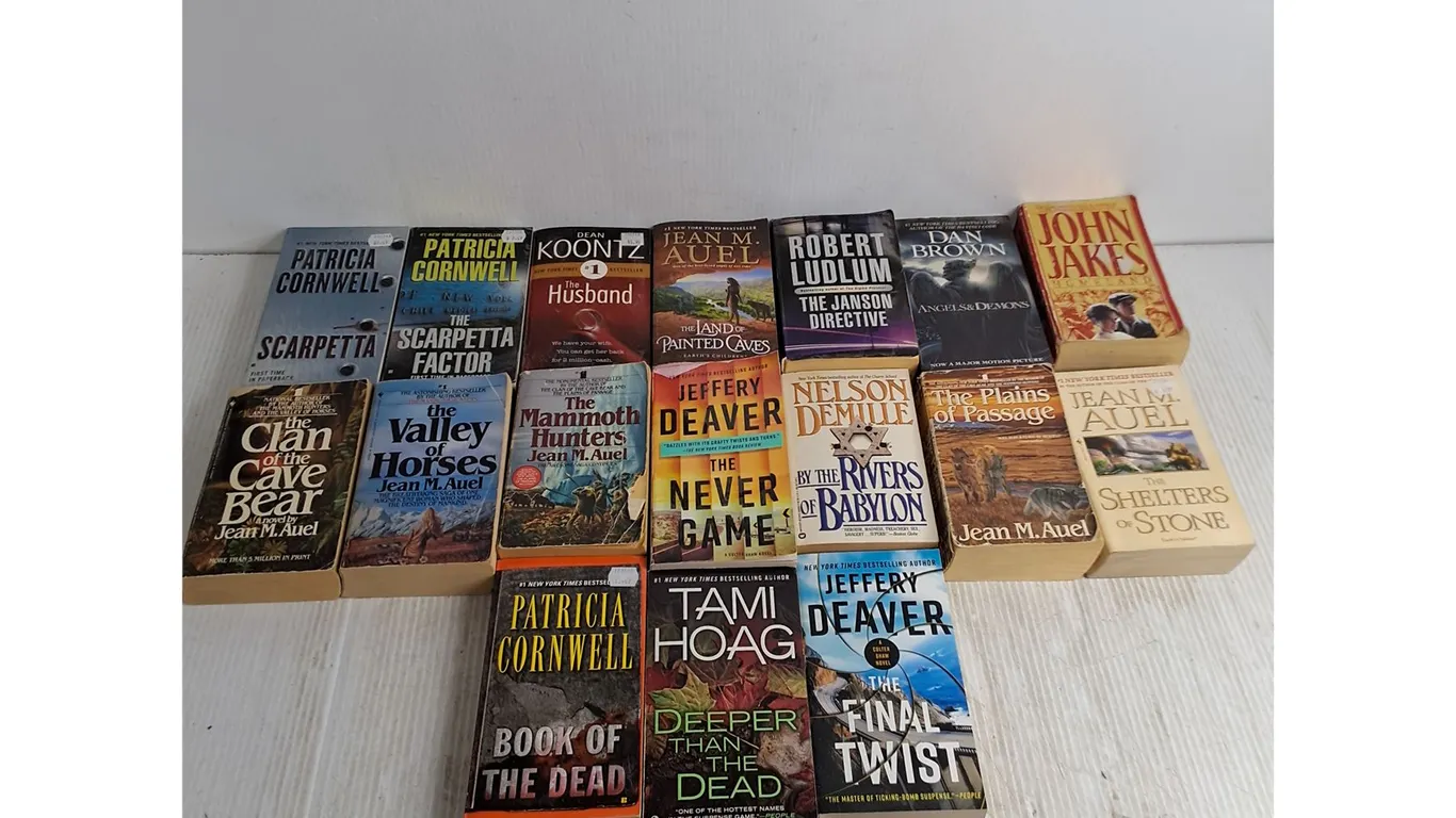 (17) Paperback Novels - Patricia Cornwell, Jean M. Auel, Dan Brown