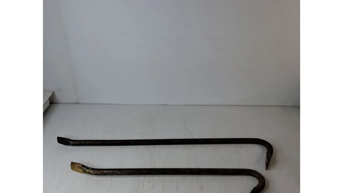 (2) Metal Pry Bars (Up To 29", cannot ship)
