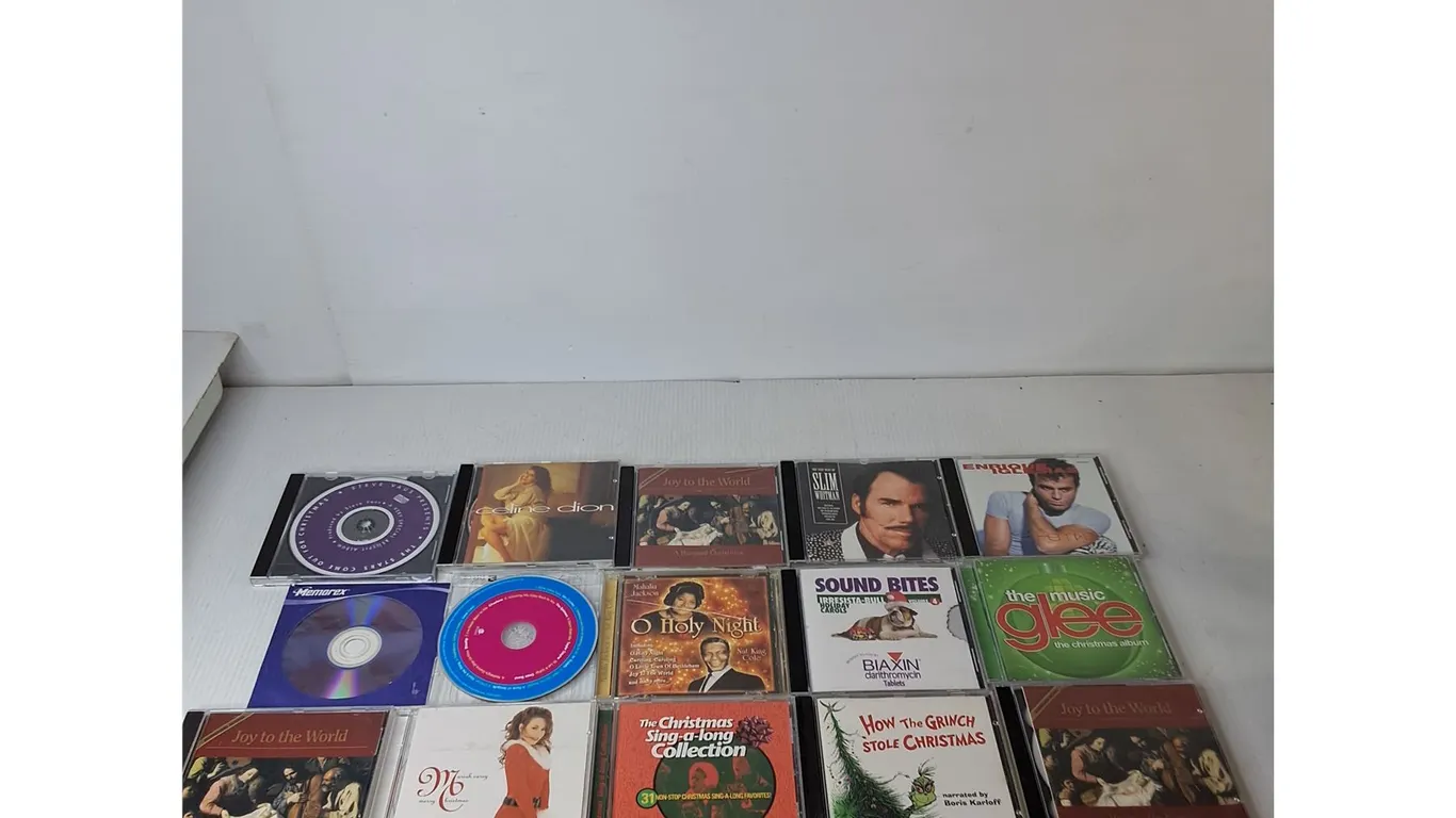 (15) CD's; Glee Soundtrack, How The Grinch Stole Christmas, Joy To The World, Misc