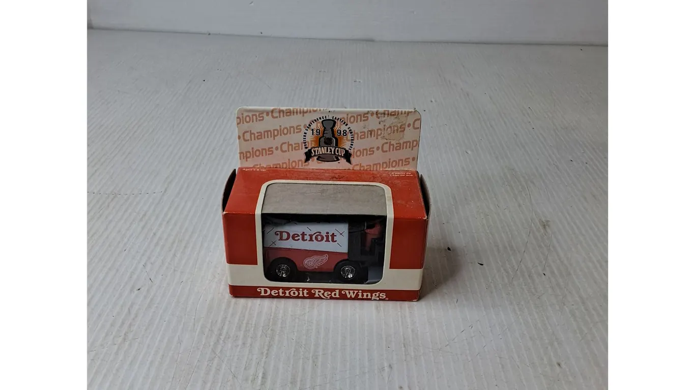 1998 Detroit Red Wings Stanley Cup Champions Zamboni Diecast 1:50 Scale Model ( cannot authenticate)