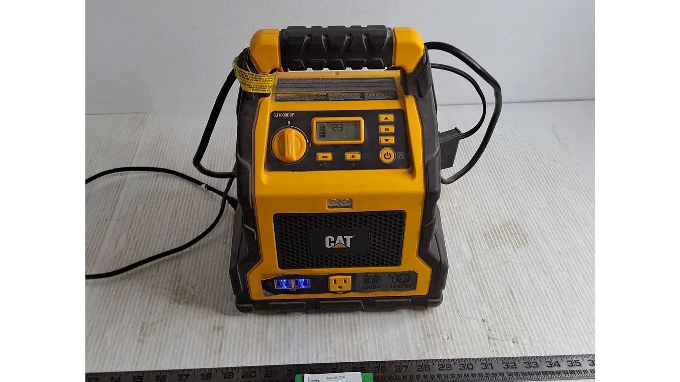 CAT 1000 Amp Power Station - Powers On - Pickup Only