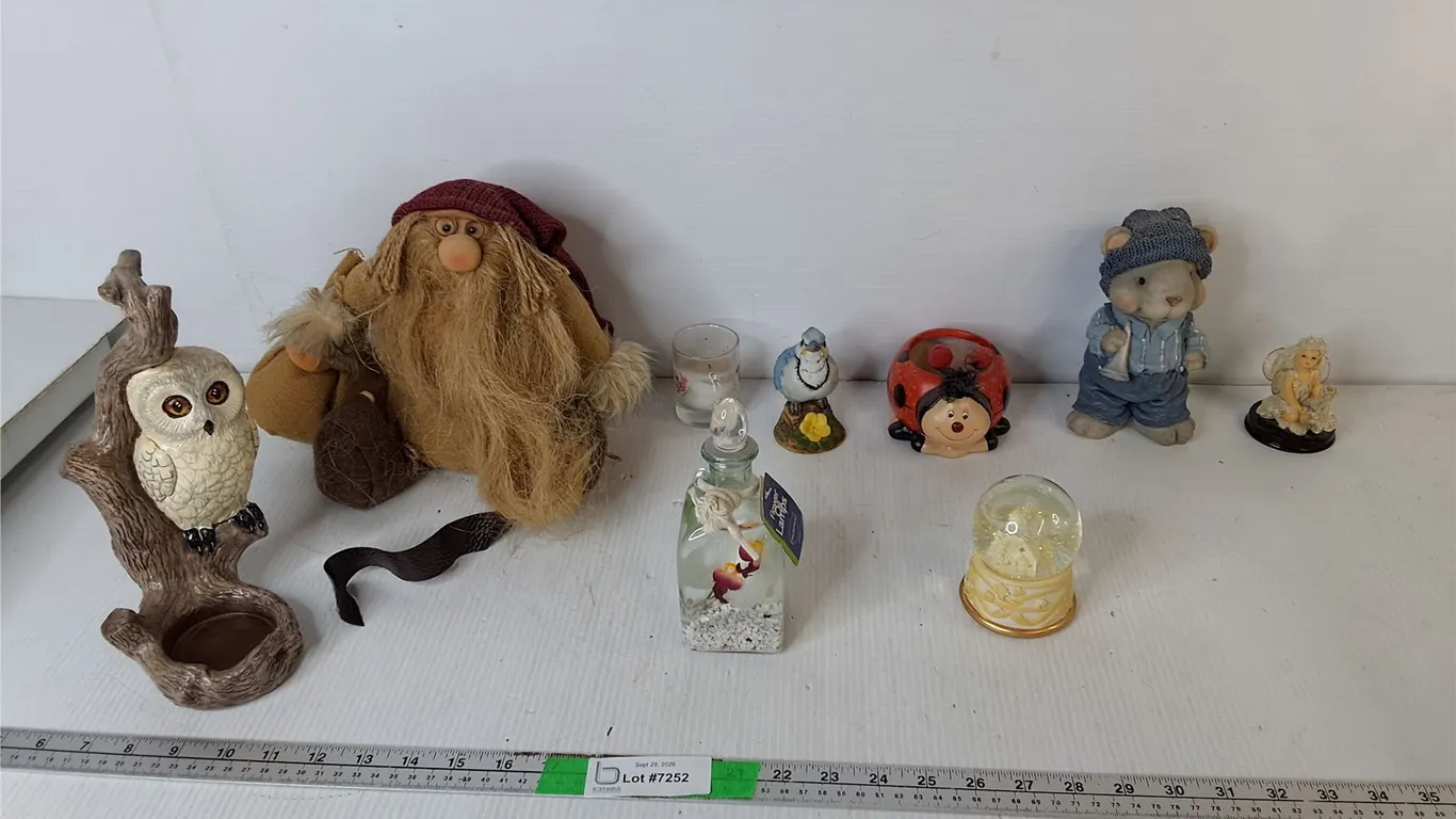 Decor Figurines- Animals, Santa, Snowglobe, Misc.