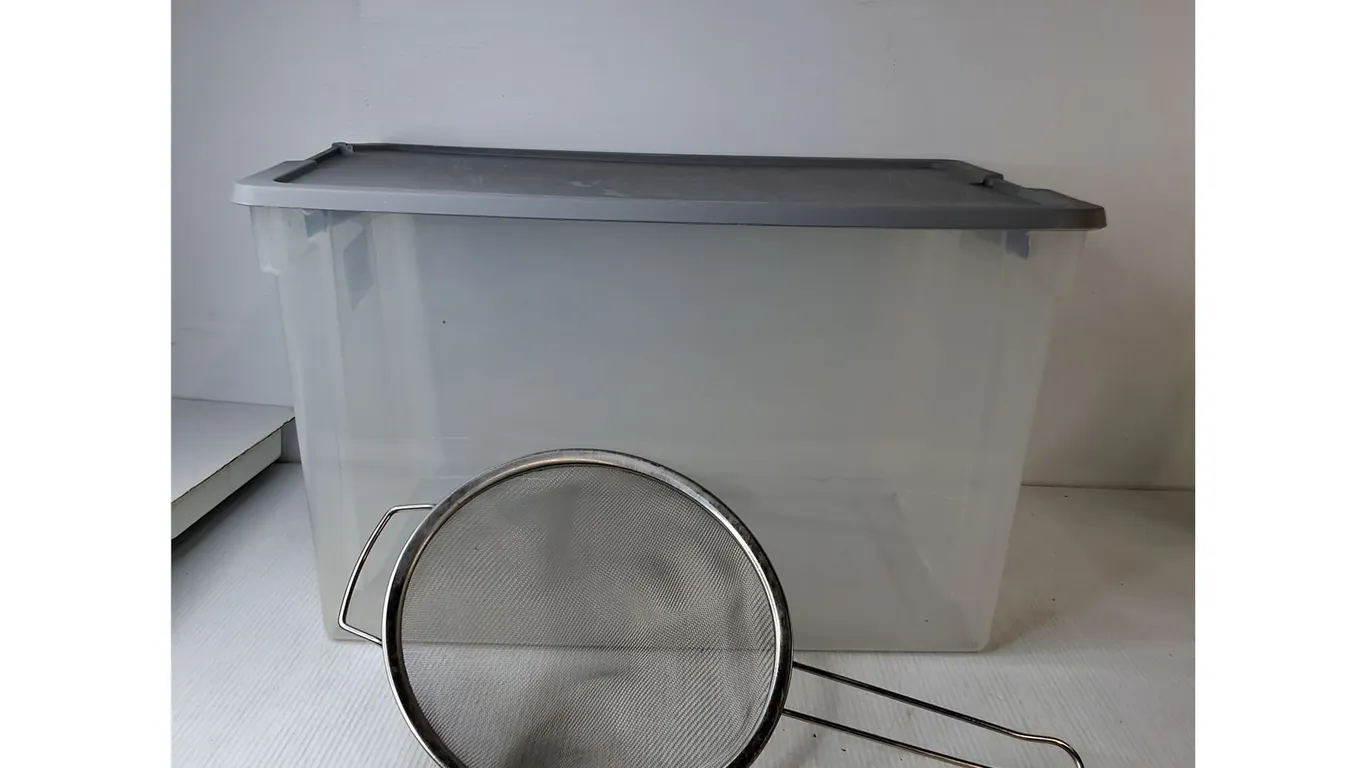 Storage Bin (Crack in Lid) 23"x15"x14" ( cannot ship), Strainer