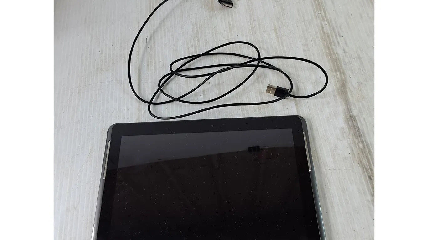 Samsung Galaxy Tablet 2 With Charging Cable Works