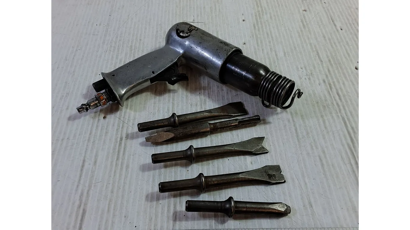 Air Hammer Chisel w/ Various Bits