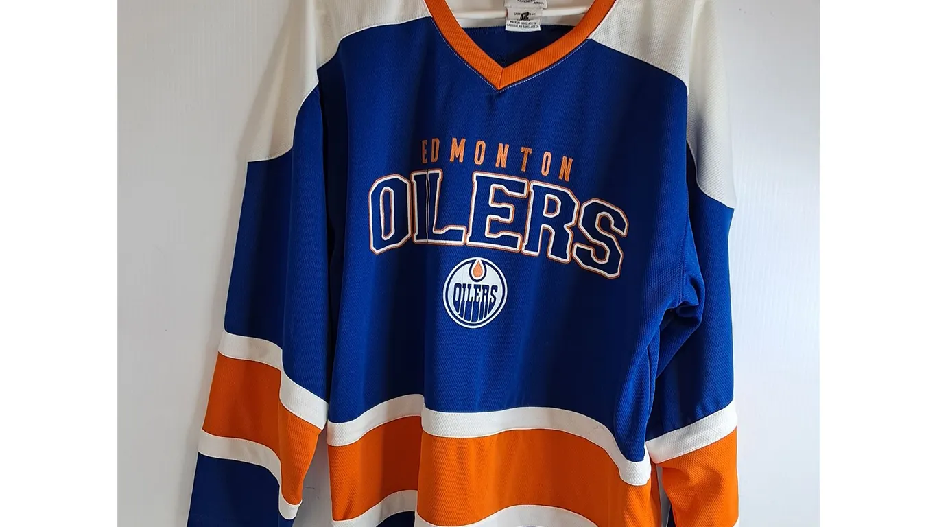 (1) Edmonton Oilers Jersey- Size Mens Medium