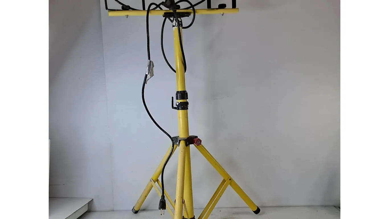 Dual-Head Halogen Work Light (bulbs need replacing) 41" ( cannot ship)