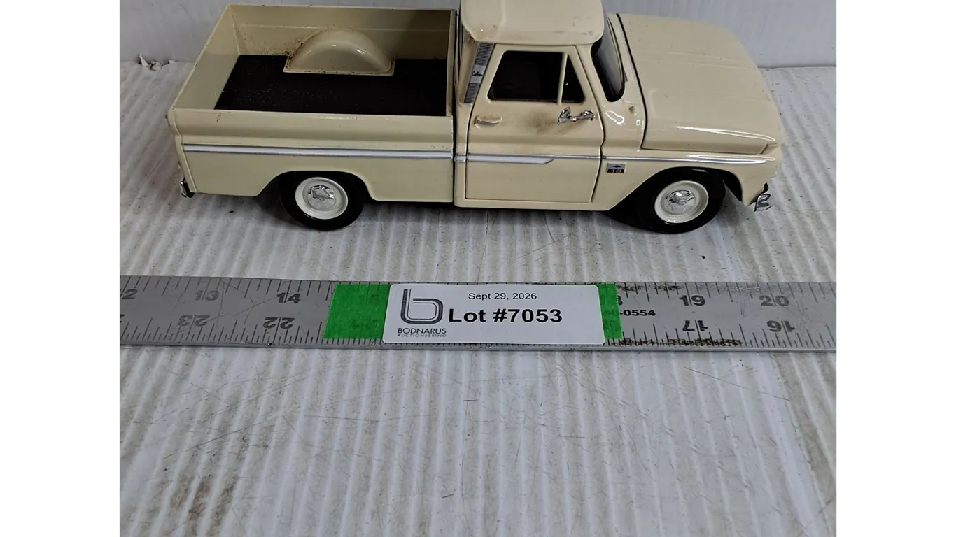 1:24 Die-Cast 1966 Chevrolet C10 Fleetside Pickup
