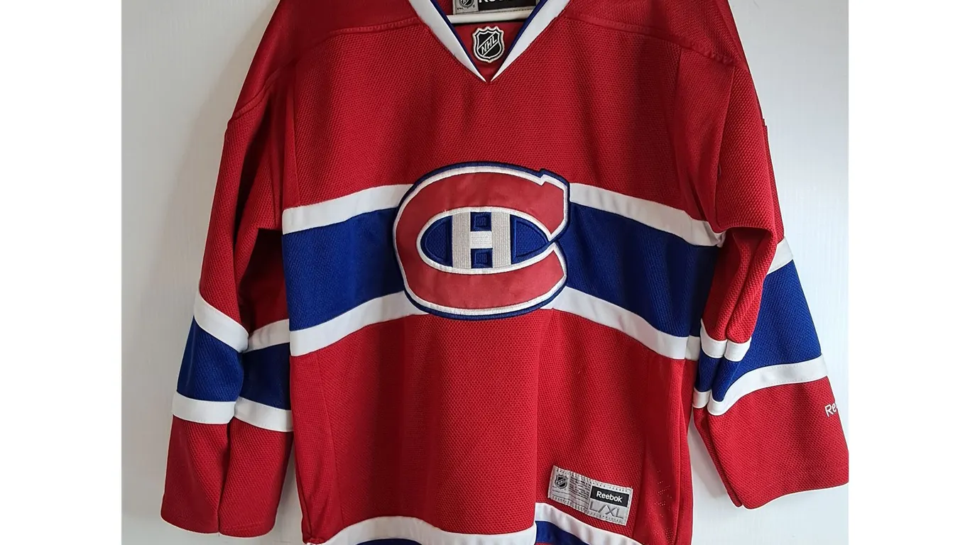 (1) Montreal Canadiens Hockey Jersey- Youth L/XL