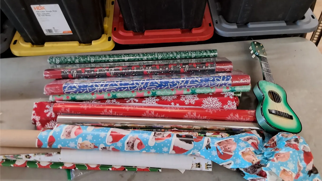 Gift Wraps & Mini Guitar, Pickup Preferred