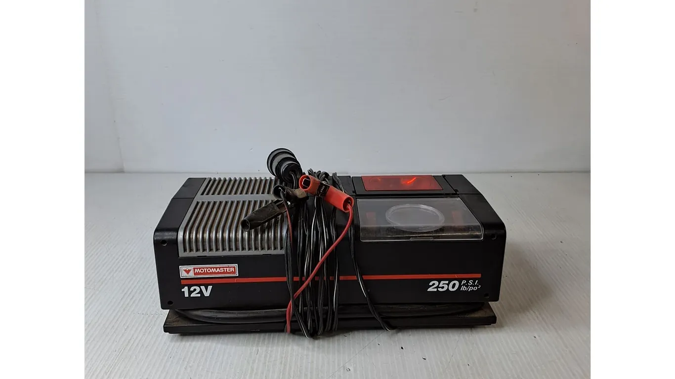 MotoMaster 12V 250 PSI Portable Air Compressor and Emergency Light Unit ( as is)