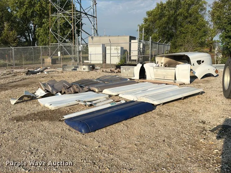 Peterbilt 387 body parts