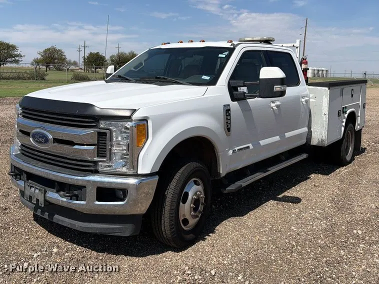2017 Ford F350 Super Duty Crew Cab utility bed pickup truck