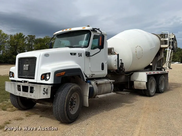 2016 Caterpillar CT681 ready mix truck
